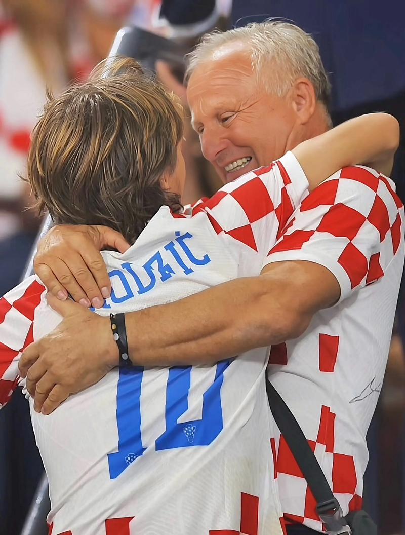 火力凶猛！本赛季欧冠拜仁进球并列最多，击中门框次数最多