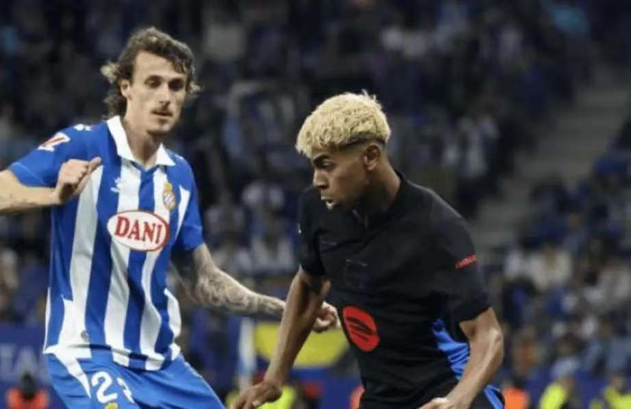 残特奥会游泳比赛现场，教练为何拿着绑着球的长杆，比赛中途还要敲击运动员？这背后是一份无声的默契