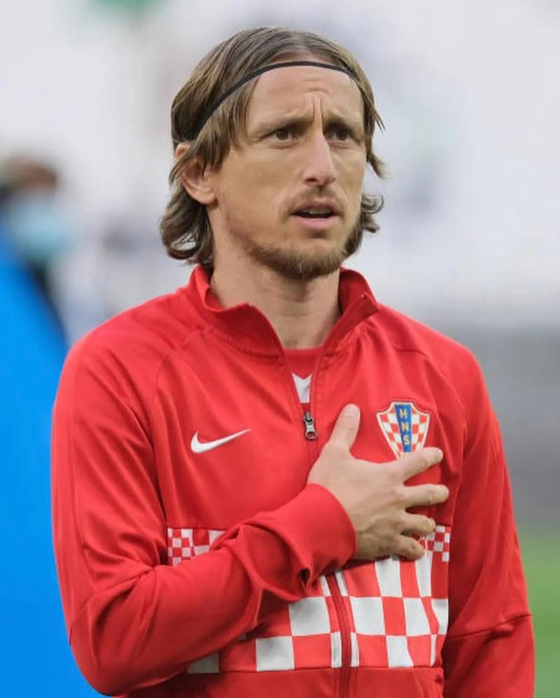 雪上飞驰，心向苍穹——滑雪运动的激情与蜕变